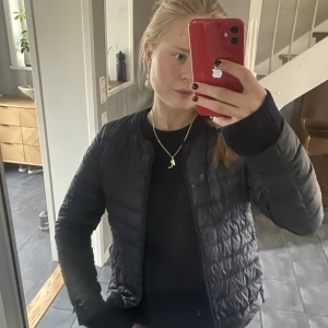Uniqlo jacka - Världens finaste och bästa dunjacka! Min har tyvärr ett hål men har satt igen det med en marinblå tejpbit så syns inte! Men kan skicka bild privat, nypris var runt 800kr 