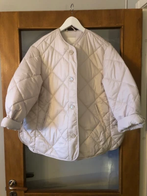 Snyggaste vår sommar jackan nyskick  - Fint skick då den inte blivit Annvänd så synd att den bara blir hängande oanvänd stl s men passar även stl m 