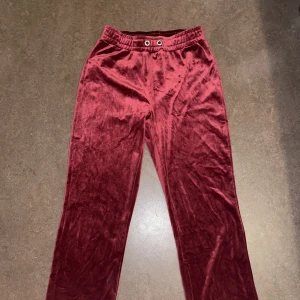 Gina tricot byxor - Bra skick. Strl. 34/Xs Använt fåtal gånger. Skönt material (polyester). Sitter fint på kroppen. 