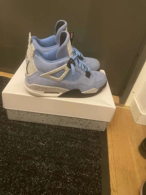 Jordan 4 UNC storlek 43 - Säljer mina Jordan 4 UNC i storlek 43. Köpte nyligen men säljer för att dom var för stora, men skicket är fortfarande som nytt. Box och äkthetsbevis finns. Pris kan gå ner vid snabb affär. Skriv gärna vid frågor!