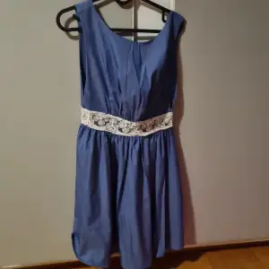 Detta är en handgjord klänning jag köpte i Rumänien inför ett bröllop. Storlek står ej men det är ett S. Material av hög kvalité, passar perfekt till olika event. Passar inte mig längre men den sitter väldigt fint och har bar rygg!