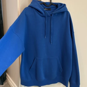 Hoodie  - Säljer min blåa hoodie från new yorker. Säljer pågrund av att den inte har blivit använd på ett tag. Den är köpt för ca 250kr. Säljer för 70kr. Den är i storlek S men passar mig som har storlek Xs. Kom privat för fler bilder!💙