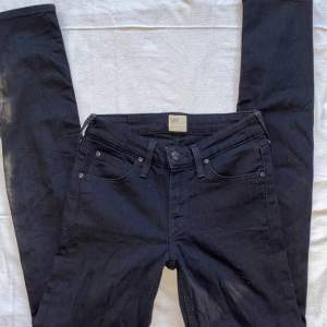 Ett par svarta tighta jeans från lee i storlek W24 L31. Modellen heter scarlett. Jag skulle säga att midjehöjden är ungefär midwaist.✨🤍