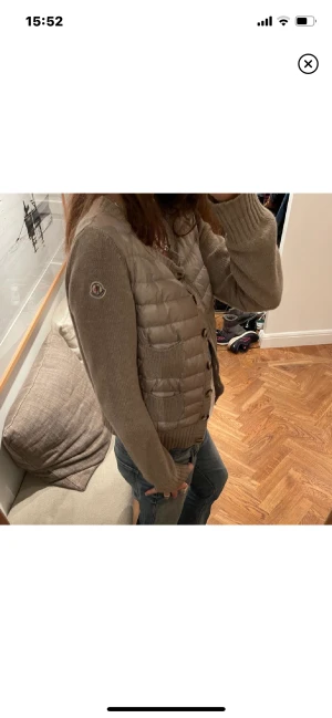  moncler cardigan! - Kollar intresset på min såklart äkta moncler cardigan, väldigt fin o speciell beige färg som e eftertraktad och it går att få tag på längre! Den e köpt på plick men från Vestaire!(äkta) ❌❌DEN SOM VINNER BUDGIVNINGEN KMR NT FÅ KÖPA❌❌HAR BUD PÅ 5500 privat❌