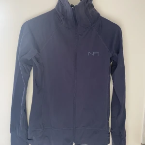 Tunn träningströja - Tunn träningströja med skön krage! Perfekt för promenader eller löptur utomhus! 