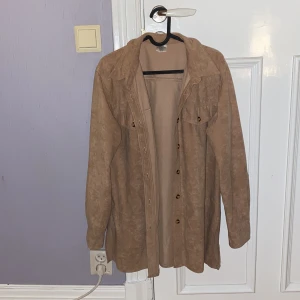 Mocka beige skjorta - Tunn Beige mocka skjorta, fint skick. Ej använd