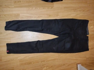 Byxor - Snygga byxor med dragkedja på bsksidan