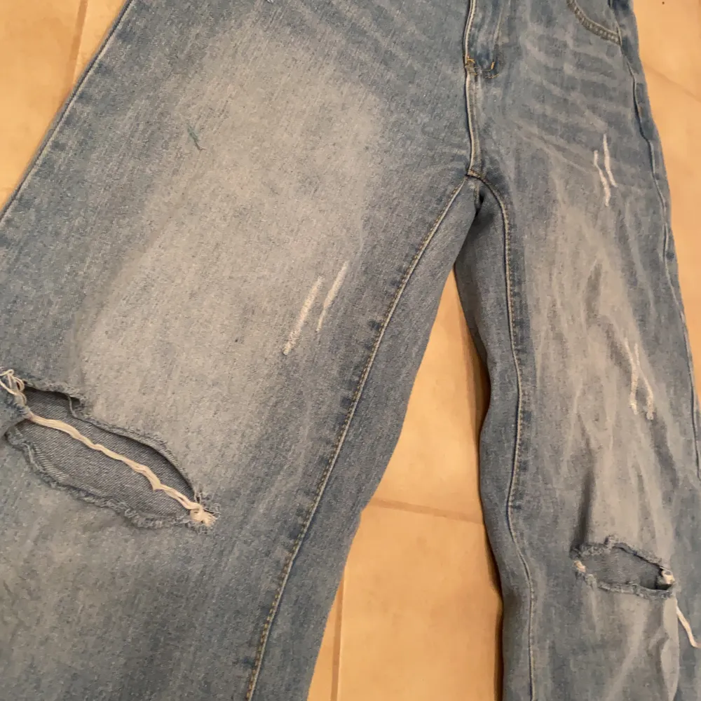 Knappt använda jeans från SHEIN med dragkedja och byxor, har rak modell, i  bra skick. Är högmodjade på mig som är 164 cm. Jeans & Byxor.