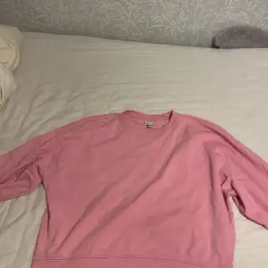 Säljer en fin rosa tröja från Vero Moda. Bra skick storlek s. Säljer pågrund av förstor. Plus frakt. Står inte för postens slarv💘