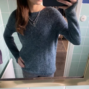 Stickad tröja  - Sååå fin grön/blå stickad tröja med dragkedja på ryggen☺️ passar mig som brukar ha S i tröjor! 