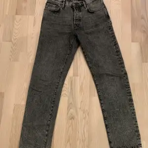 Acne studios jeans  Modell 1997, färg Black marble 29/32  Sparsamt använda Säljes för 900kr, nypris över 2000kr. 
