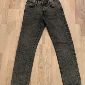 Acne Studios Jeans 1997 - Acne studios jeans  Modell 1997, färg Black marble 29/32  Sparsamt använda Säljes för 900kr, nypris över 2000kr. 