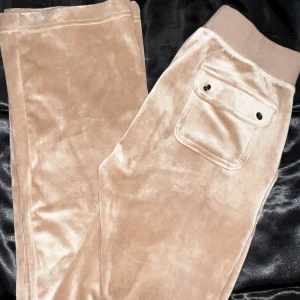 Juicy Couture byxor 🤍 - Superfin beige/rosa färg! 🤍 använda 1 gång köpta på Raglady i Göteborg 💗