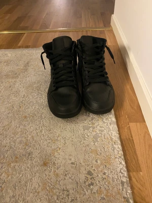 Jordan 1 'Mid' Tripple Black - Köpte de i london men använde de knapp så valde att sälja de.  Storleken är 43 Herr  Priset kan diskuteras vid snabb affär ingen kvitto eller box (du kan legit checka de om du vill)