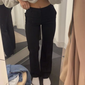 Svarta Kostymbyxor - Svarta kostymbyxor ”Fiona” från Lindex. Sitter tight men lite utsvängda nertill. Mycket bra skick!! Stl 34.