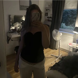 Topp - säljer min super snygga svarta tighta topp utan axelband då den inte kommit till någon användning💕(köparen står för frakt tryck inte på köp nu)💕💕