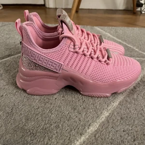 Steve Madden sneakers - Säljer mina helt nya Steve Madden sneakers i super gullig rosa färg. Pris kan diskuteras 💕