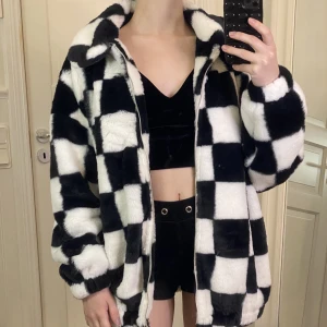 Rutig pälsjacka  - Rutig pälsjacka från shein i storlek M. Säljer för 100 kr och köpare står för frakten 💖