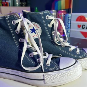 Högklackade converse  - Ett par ascoola högklackade converse i storlek 37,5. Knappt använda pga förstora 