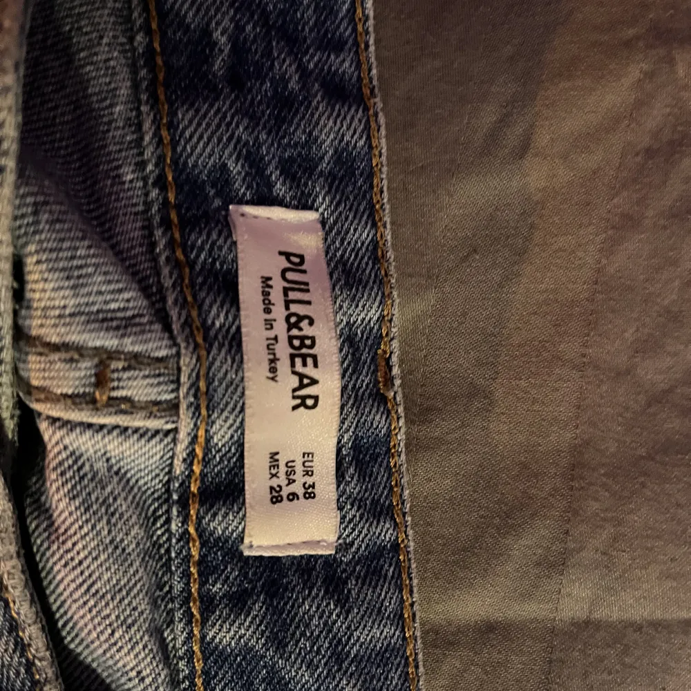 Säljer dessa jättefina jeans från pull&bear då de ej kommer till användning. Köpta för 368kr.. Jeans & Byxor.