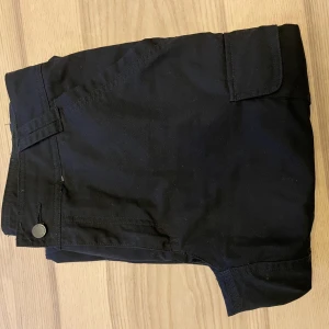 Cargobyxor - Det är jättefina på men tyvärr får jag inte på mig de längre så om man är s-m passar det.   Finns att hämta i Jakobsberg eller fraktar(köparen står för frakten)🌺