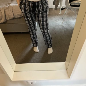 Pyjamasbyxor ellos - Snygga pyjamasbyxor från ellos strl s. Knappt använda då jag köpt nya. Säljer för 200kr.