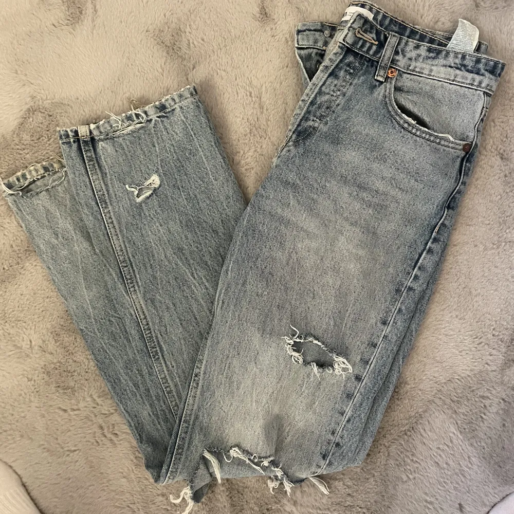Fina midrise jeans ifrån zara som tyvärr är förstora för mig!😢😢. Jeans & Byxor.