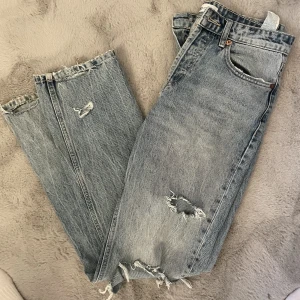 Zara midrise jeans - Fina midrise jeans ifrån zara som tyvärr är förstora för mig!😢😢