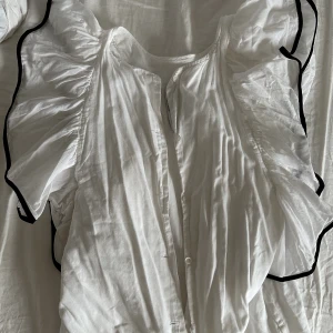 Blus från NK - Super fin blus från howtokissafrog Stockholm, köpt på NK. Mycket fint skick med fina detaljer, såsom knappar på ryggen och fina armar