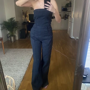 Marinblå jumpsuit  - Tyvärr för stor för mig, brukar ha S så kär nog sitta perfekt på M. Aldrig använd mer än att ha testat på💓