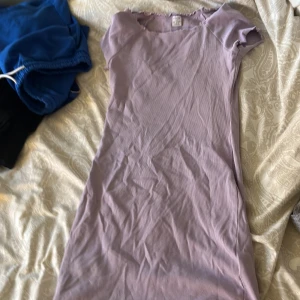 Klänning - En klänning i stoelj 158-164 men funkar för xs och small. Bra skick! Använd 2 gånger