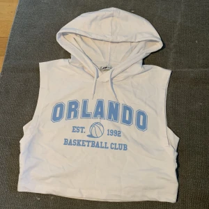 Croppad Hoodie  - Jättegullig croppad hoodie med lite öppna armar! ❤️ jättegullig till sommaren! Så snyggt med luvan! Ganska tunt och skönt material! 🔥Går att ha typ linne under och sånt! 😻 skriv privat för intresse eller fler bilder! ❤️