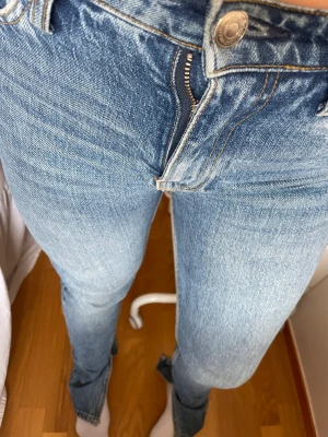 Jeans med slits - Jeans från Gina tricot i storlek 38 men mer som en 36 superbra skick!! 