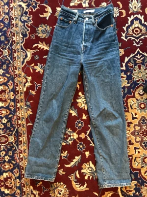 Levis ribcage 25/29 - Ribcage straight 25/29. Använda men i gott skick. 