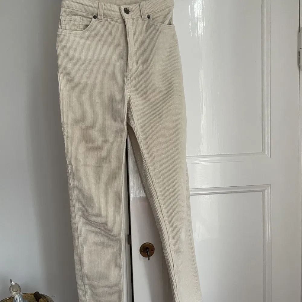 Beiga manchesterbyxor från mango i storlek 32 i min jeans modell. Aldrig använda på grund av att dom är lite små för mig:). Jeans & Byxor.
