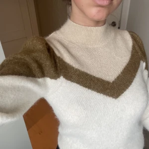 Tjocktröja  - Tröja i fint skick från & Other Stories i storlek XS! 