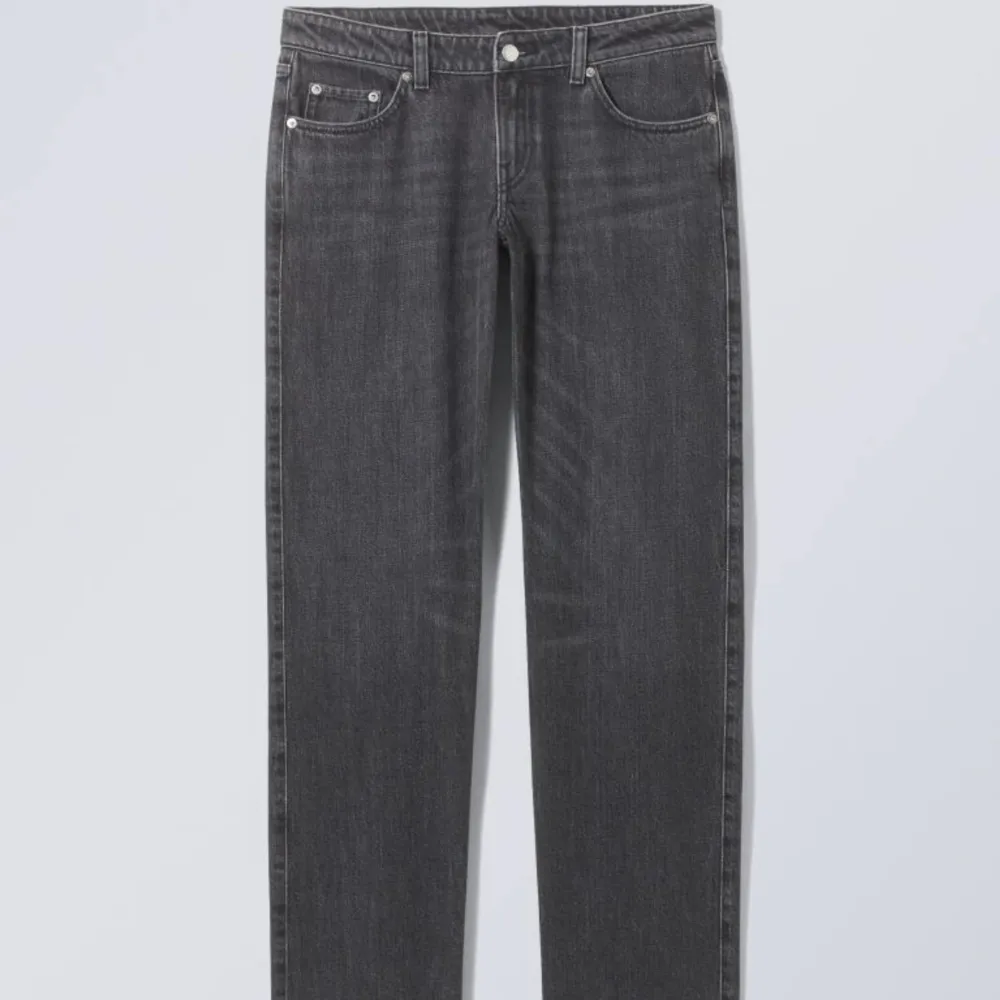 Arrow low byxor ifrån weekday som säljs då dom inte kommer till användning 200+frakt, skriv privat gör egna bilder🫶🏻. Jeans & Byxor.
