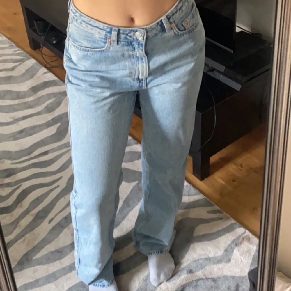 Knappt använda jeans från Weekday i modellen ”Rowe”, storlek W:28 L:32. Jeans & Byxor.