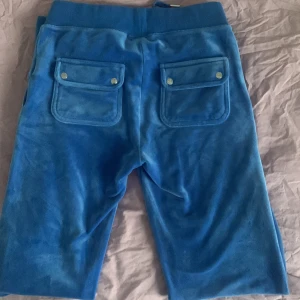 Juciy Couture 💙 - Jag märkte snabbt att dem var för stora på mig och jag har bara använt dem några gånger. De är i perfekt skick, inga knappar på rumpan saknas, dem är mjuka.🤍 Köparen står för frakten👍🏼🤍