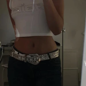 Y2k bälte - Säljer dessa 2 jättefina rhinestone bälterna. De har ett litet hål (3e bilden) där framme som jag själv gjorde. Syns inte mycket. 110cm, 150kr för en 250kr för båda🫶🏼