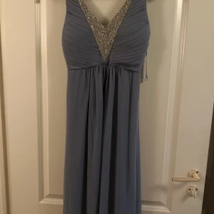 KLÄNNING  - En väldigt vacker klänning och väldigt enkel! Pris kan diskuteras!