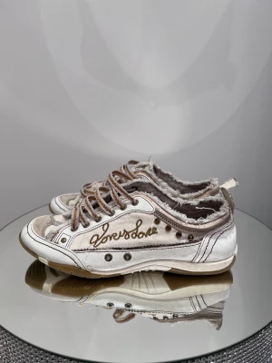 Sneakers  - Fina sneakers i mycket bra skick 