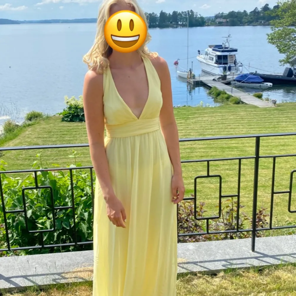 Säljer denna fina balklänning som jag hade på nians bal. Använd endast en gång så väldigt bra skick. Storlek 34 och köpt för ca 1200kr på Nelly.com . Hör av dig vid frågor eller om du vill ha fler bilder. Kan mötas i Stockholm. . Klänningar.