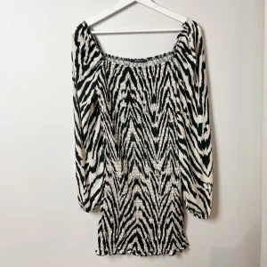 Zebraklänning  - Klänning från gina med puffärm 