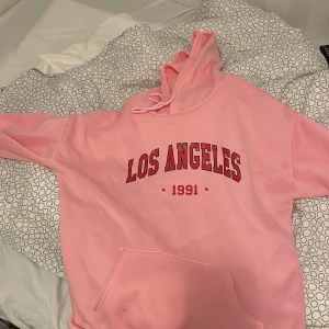 Stor mysig hoddie - Den är i storlek L men den är mer som en S/M. Super mysig. Aldrig använd för råkade beställa 2 stycken.