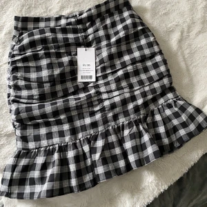 Rutig kjol - En jätte fin rutig kjol från NAKD. Oanvänd med prislappen kvar, storlek 36🤩