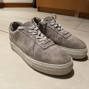 Arigato Skor  - Arigato skor  Storlek; 40 Skick; Behöver en tvätt, annars bra skick  Storlek; 40 Pris; 400 475 kr o du får box på köpet