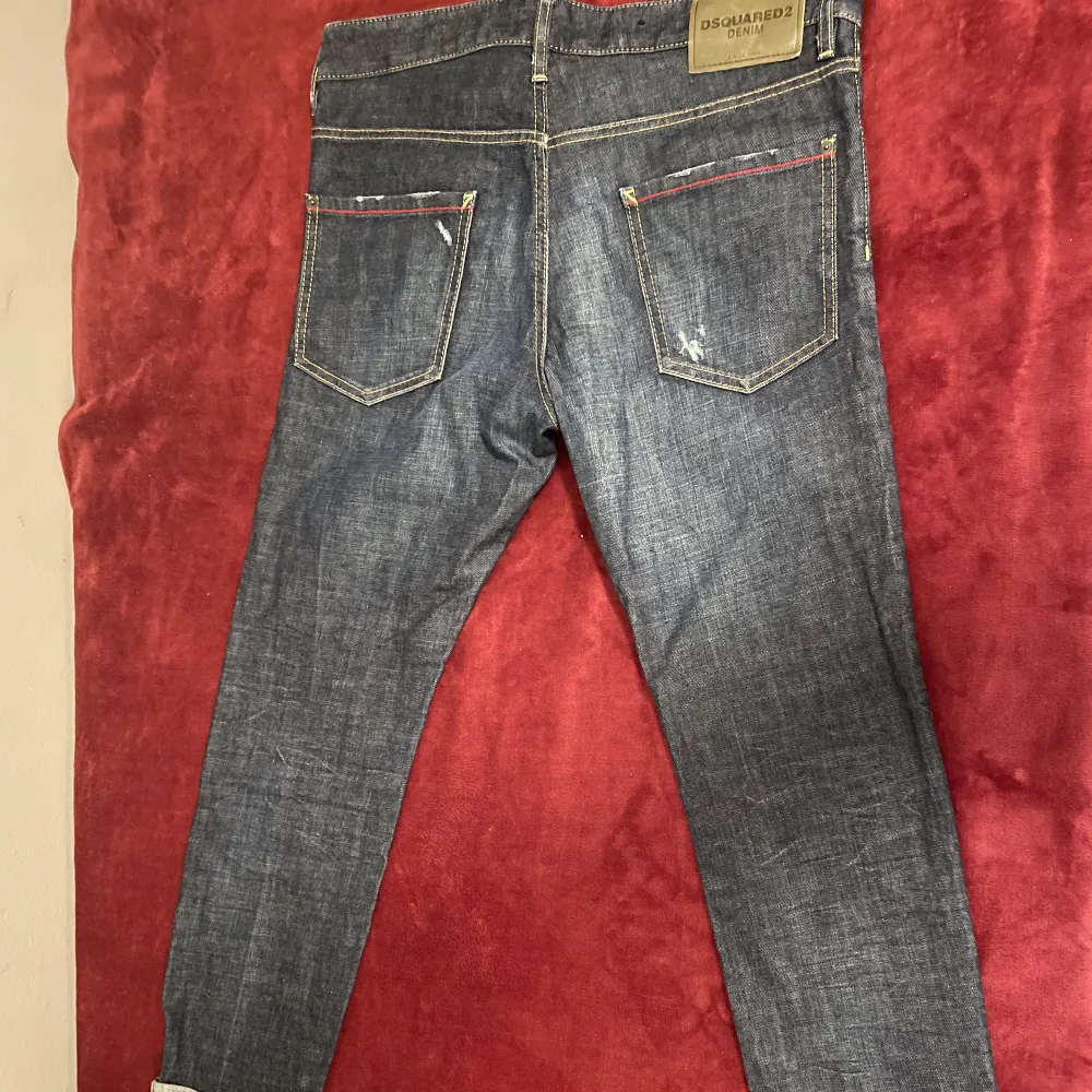 Säljer mina skitsnygga dsquared jeans för 4000 som är gjorda i Italien i ett väldigt bekvämt och snyggt material, jeansen är slim fit ocj passar alla med Stockholm stilen, de är bara att höra av sig om några funderingar. Jeans & Byxor.