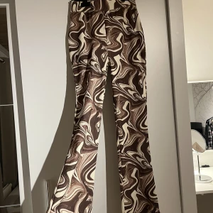 Tighta byxor  - Jag älskar dem men är tyvärr för småa. väldigt sexiga framhäver ens kurvor jätte bra 