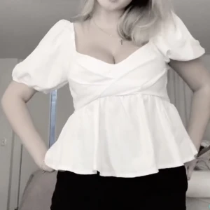 Vit volang topp na-kd oanvänd - Såå fin vit topp med prislapp kvar, endast testad❤️ 